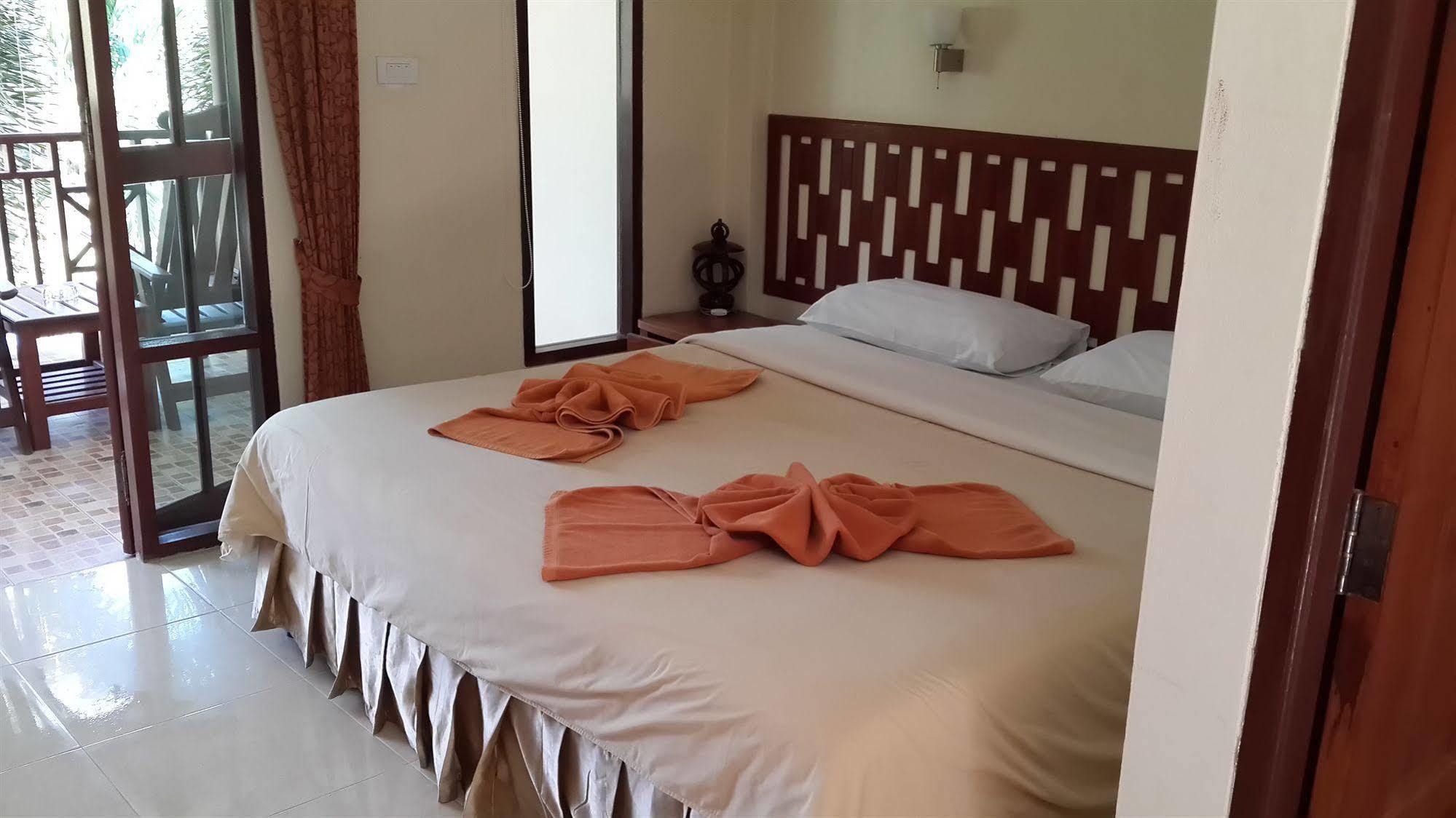 Rattana Guesthouse&Bungalow Pantai Chaweng Luaran gambar