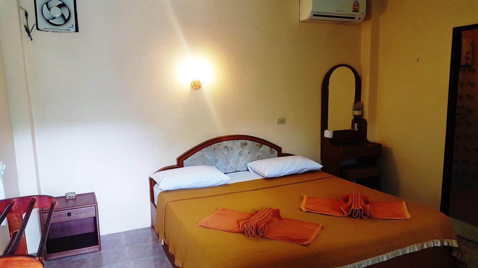 Rattana Guesthouse&Bungalow Pantai Chaweng Luaran gambar