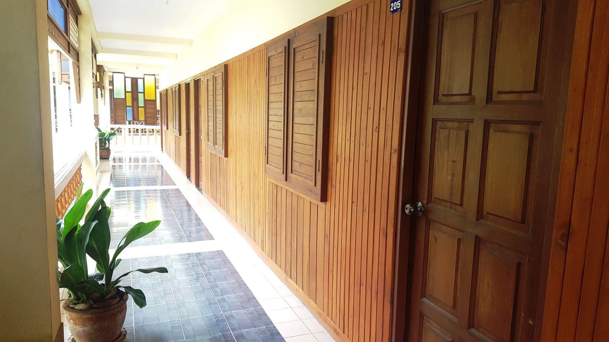 Rattana Guesthouse&Bungalow Pantai Chaweng Luaran gambar